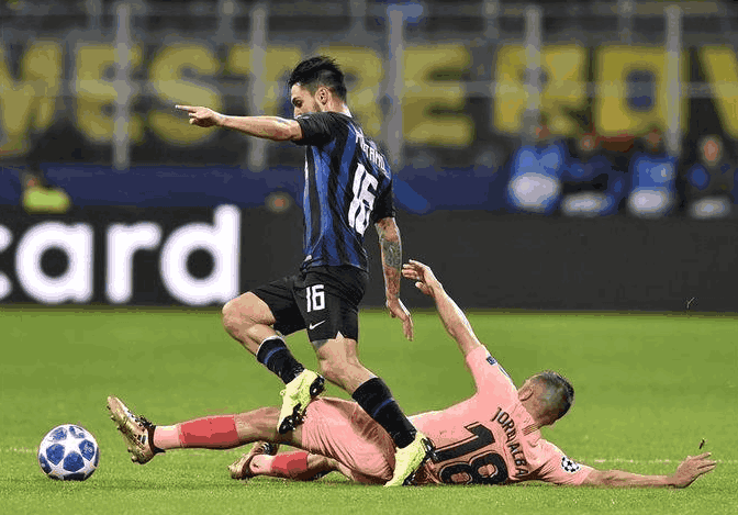  米兰防线失误屡遭反击  